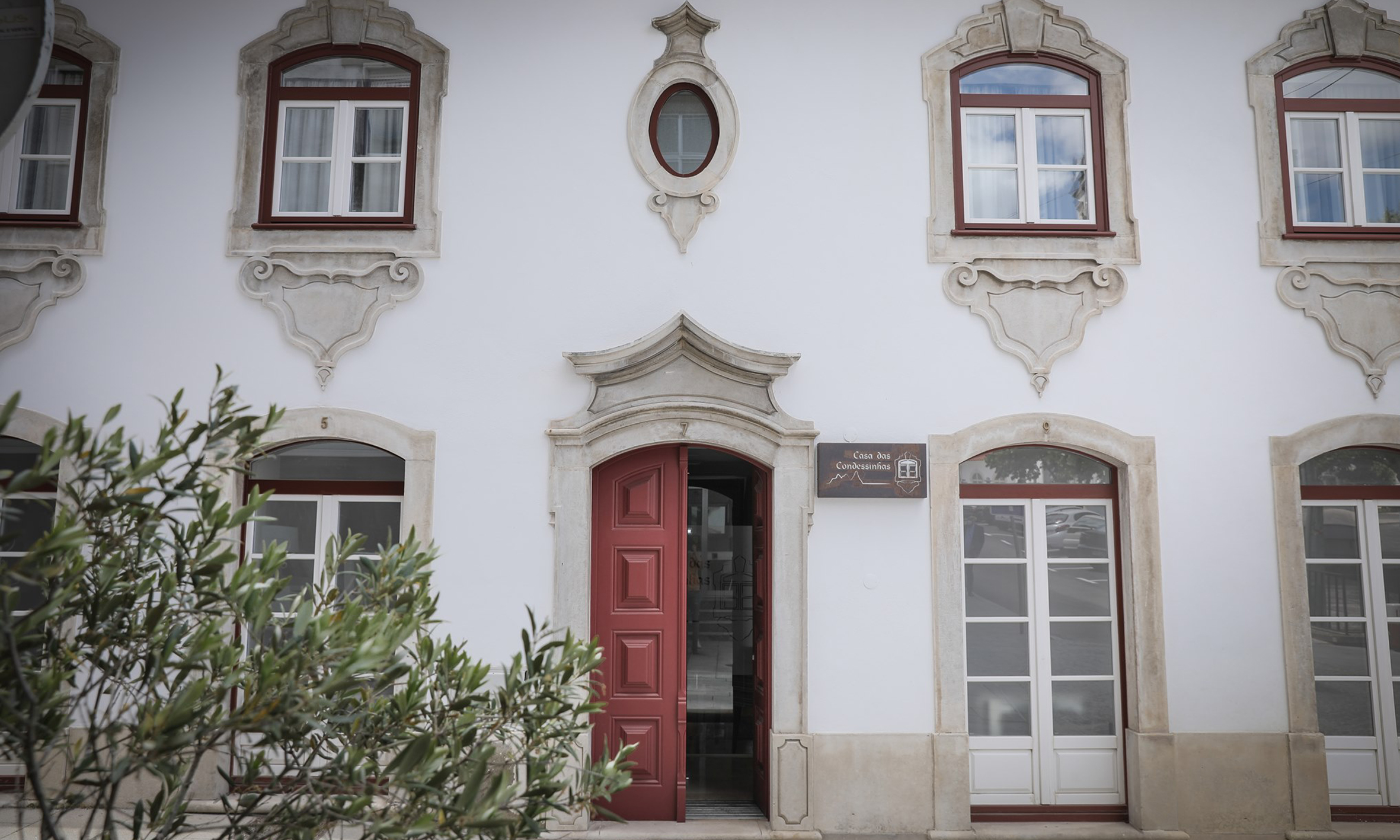 Lourini and Lusocolchão furnishes Casa das Condessinhas in Lousã