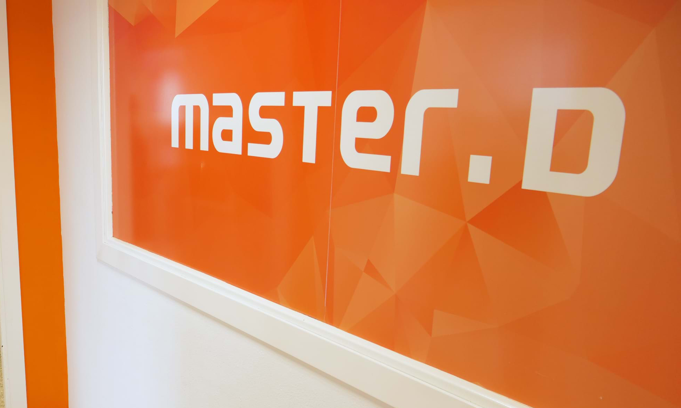 Master D e J.J. Louro firmam parceria