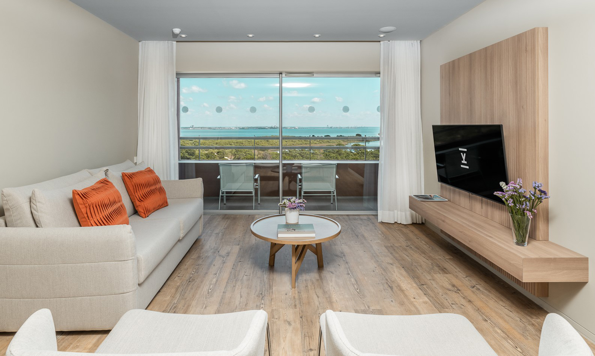 Hotel Aqualuz Troia Lagoa recebe sofás Lourini