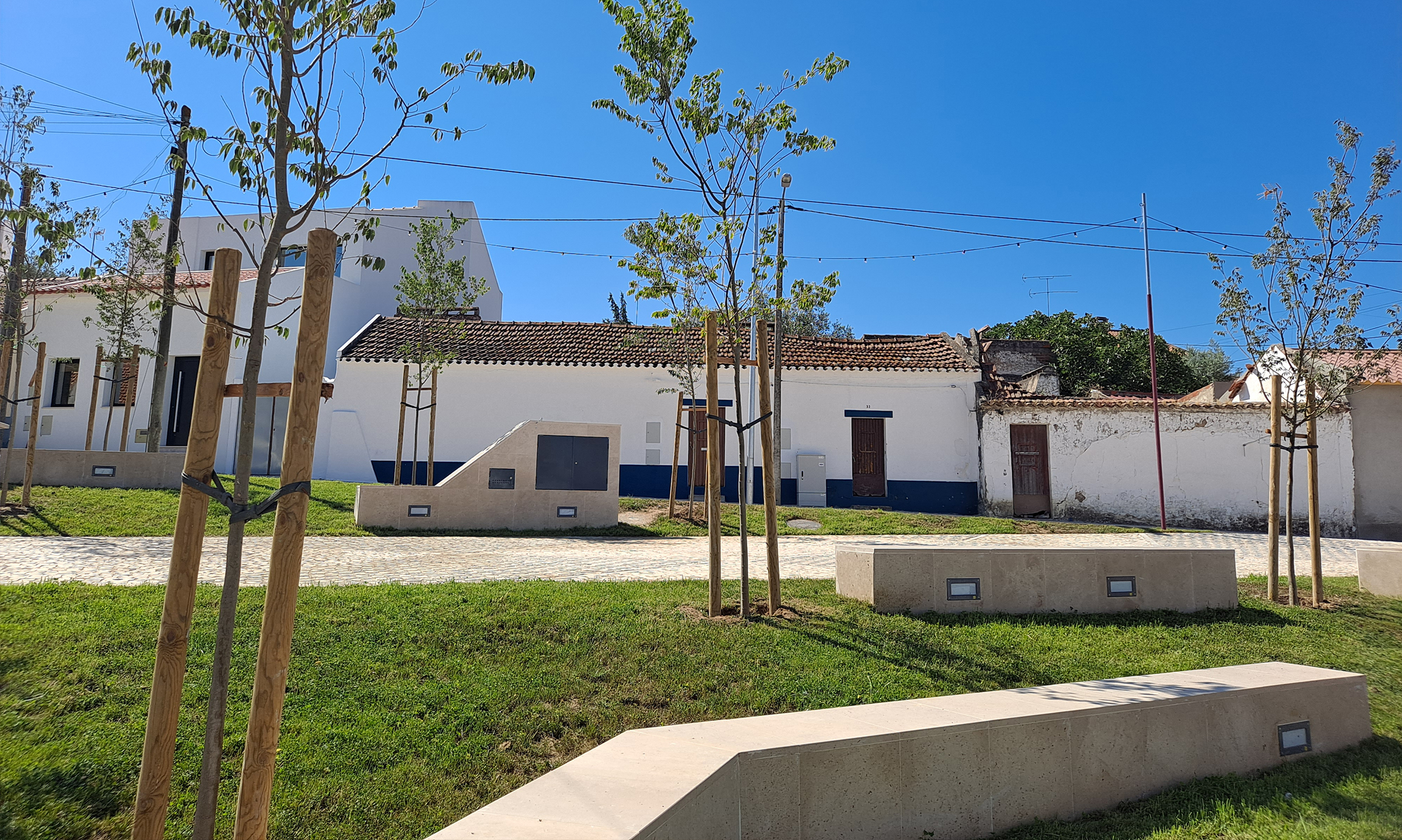 Miraterra reabilita largo em Vila Nova da Erra