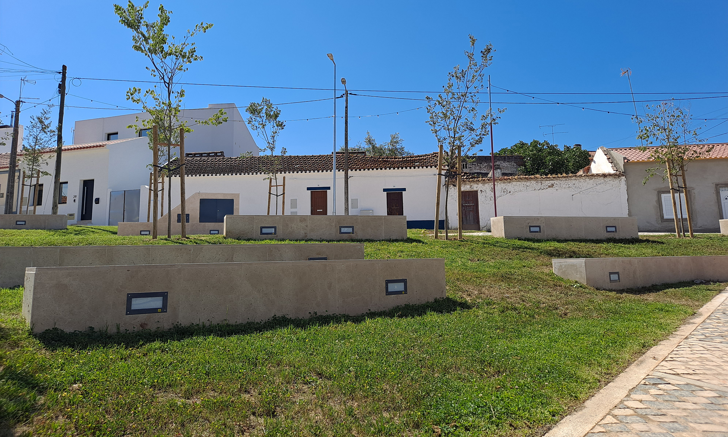 Miraterra reabilita largo em Vila Nova da Erra