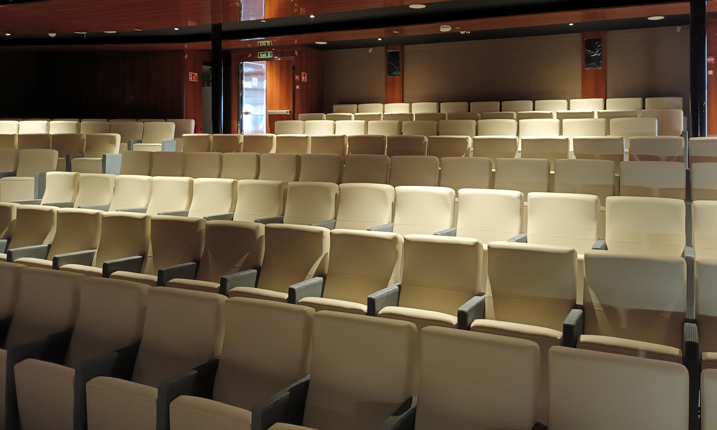 Navio World Traveller equipado por Lusocolchão e Lomm