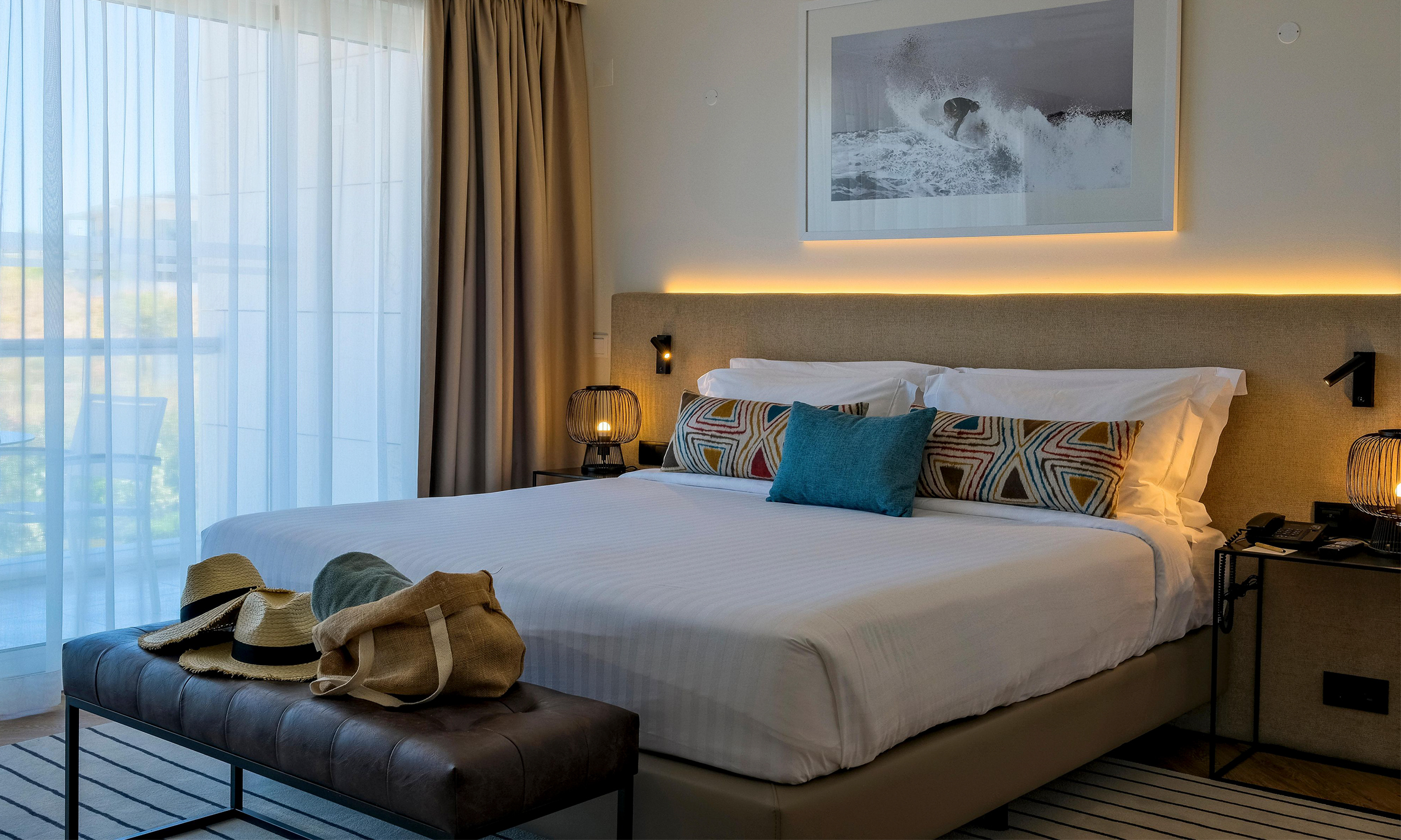 Crowne Plaza Caparica Lisbon com mobiliário de assinatura J.J. Louro