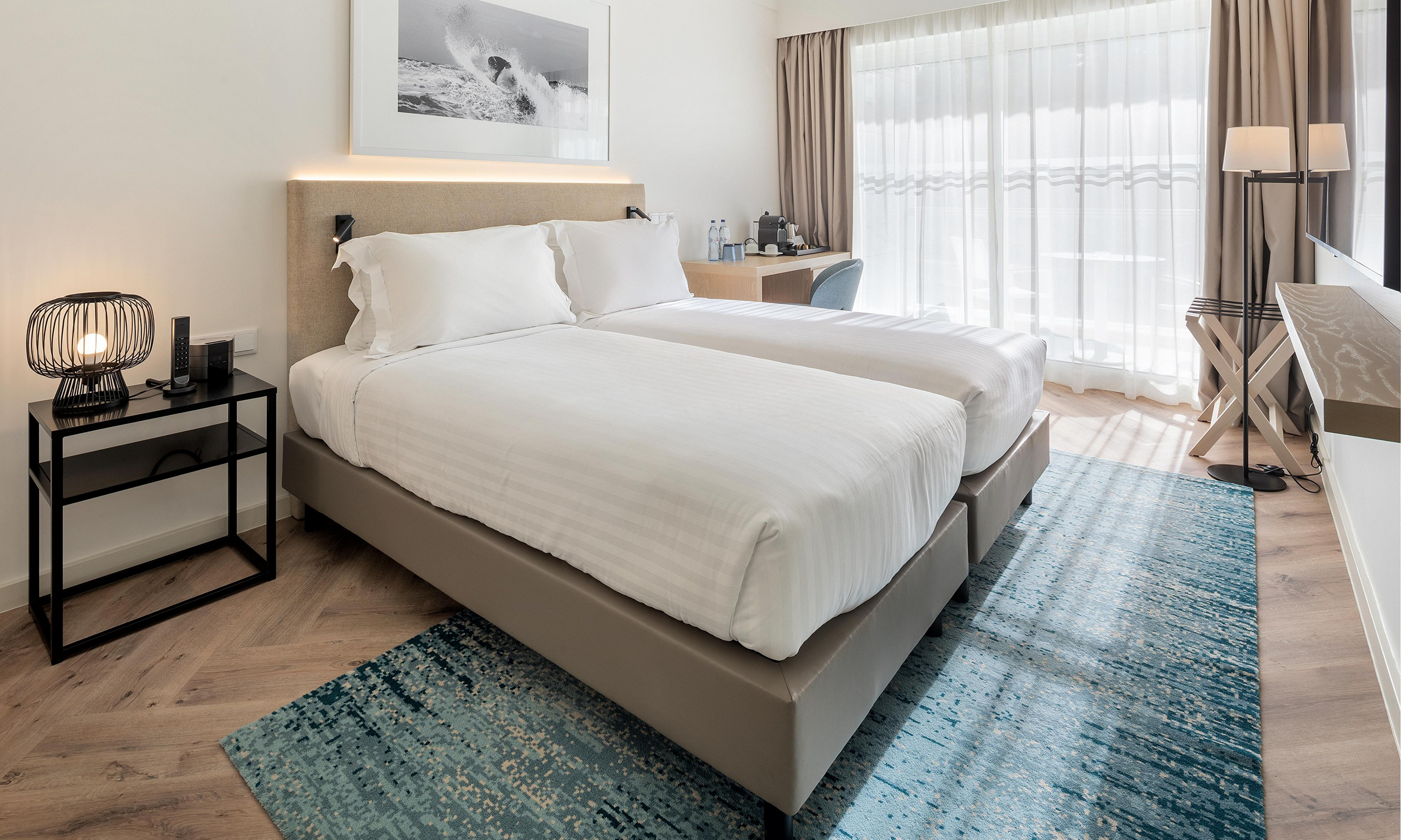 Crowne Plaza Caparica Lisbon com mobiliário de assinatura J.J. Louro