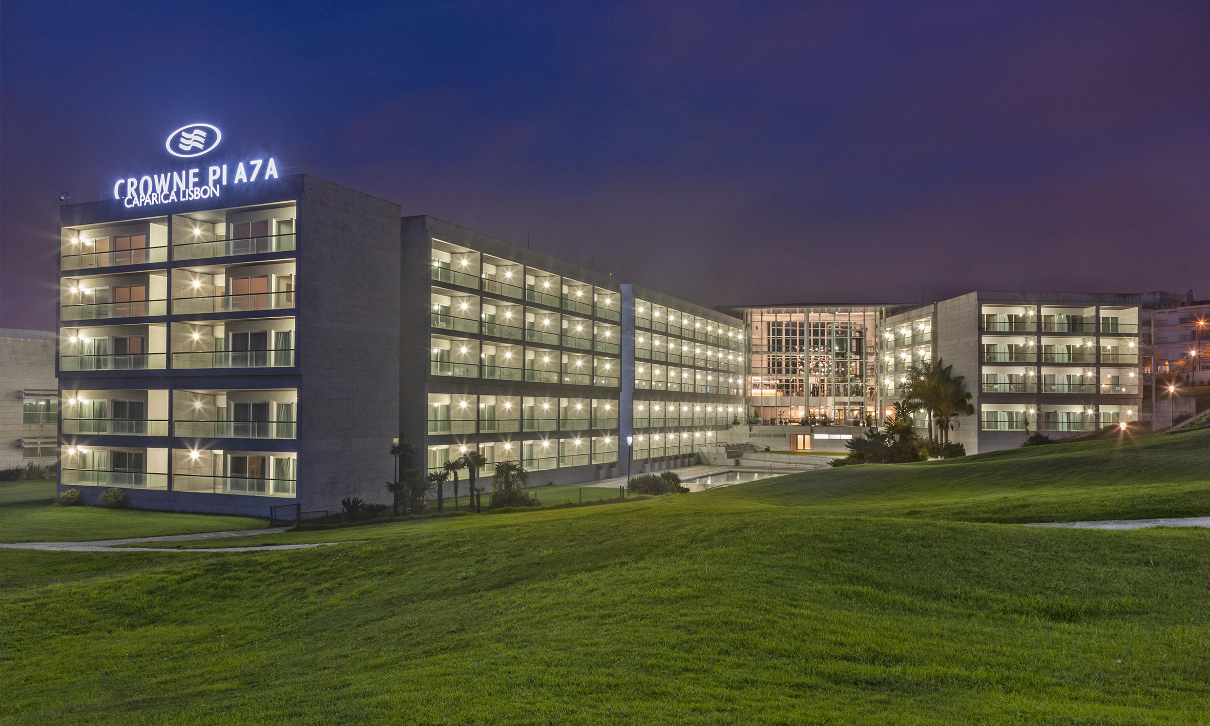 Crowne Plaza Caparica Lisbon com mobiliário de assinatura J.J. Louro