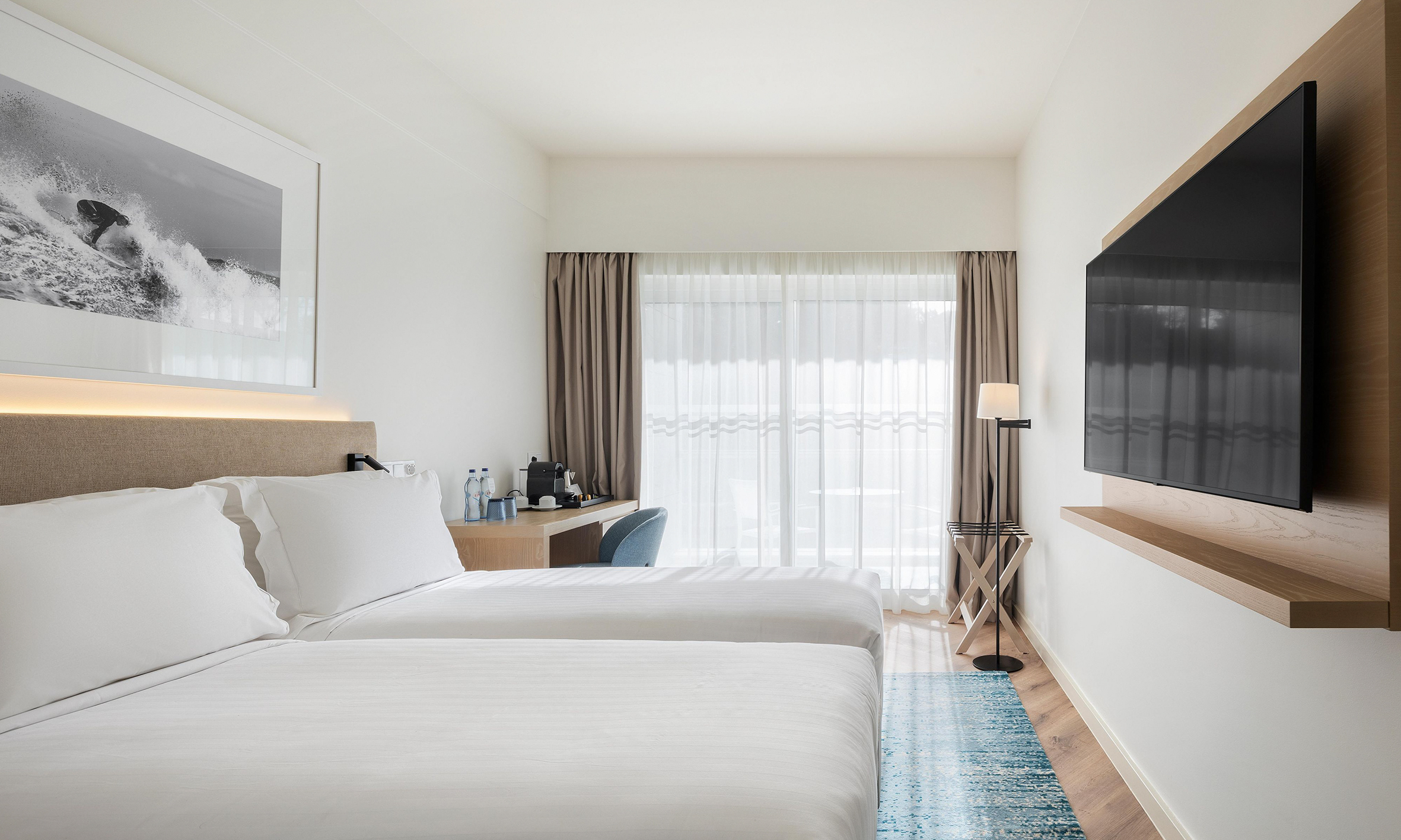 Crowne Plaza Caparica Lisbon com mobiliário de assinatura J.J. Louro