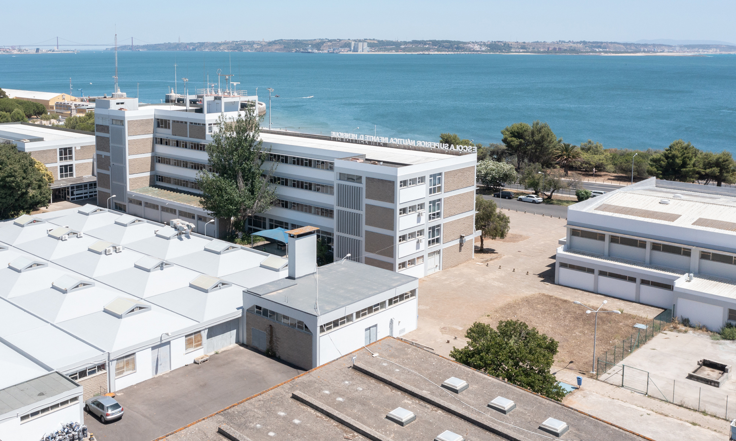 Lomm equipa sala de formação da Escola Náutica em Oeiras