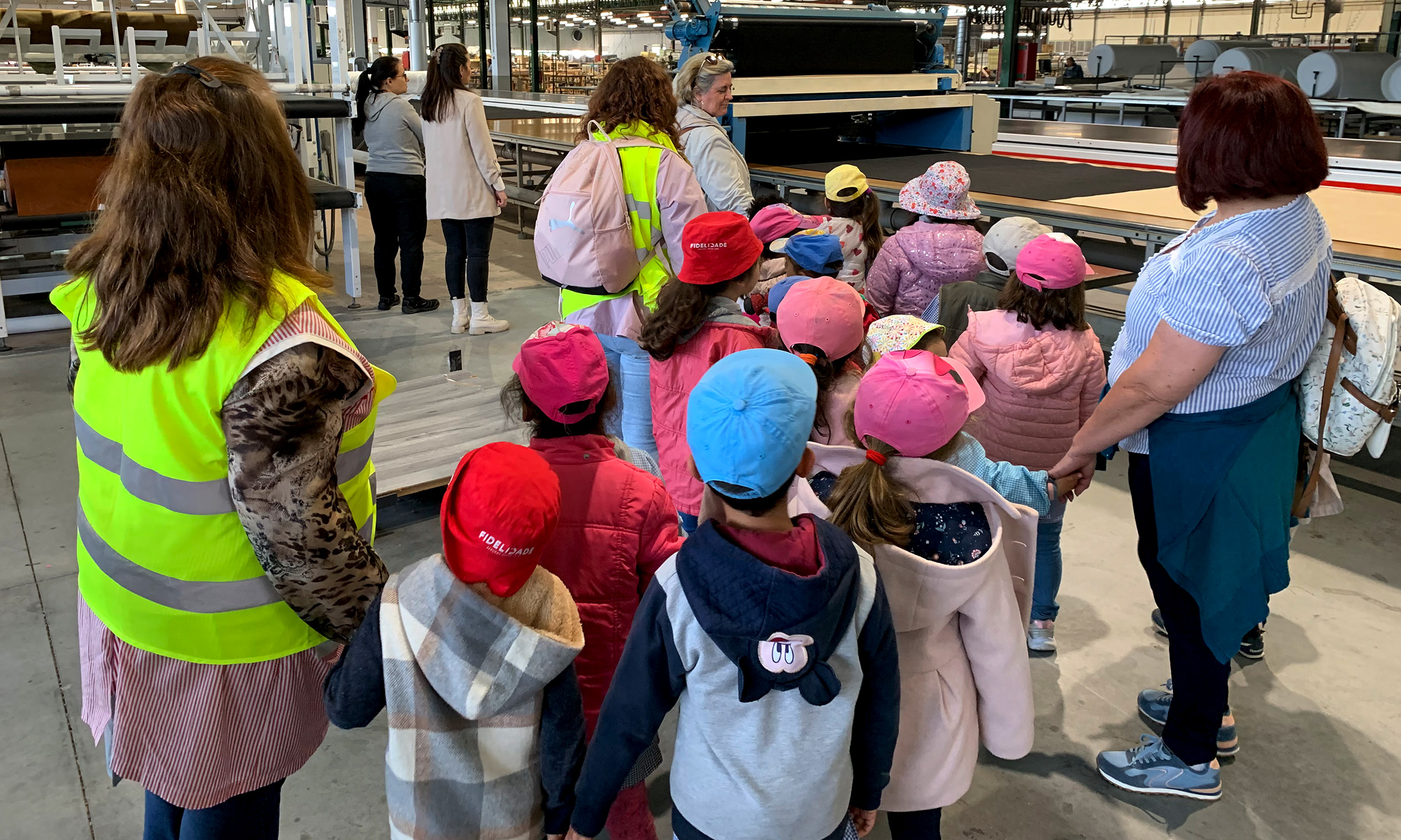 Alunos do JI e 1º Ciclo de Amiais de Cima visitam J.J. Louro